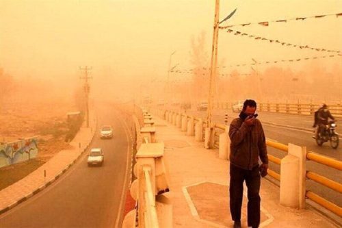 تندباد و گردوخاک اصفهان را در می‌نوردد