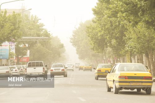 وزش باد شدید و خیزش گرد و خاک در بیشتر نواحی تهران