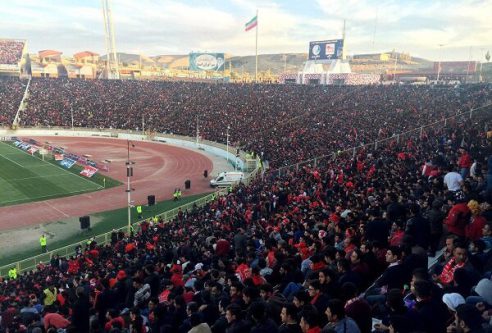 تشویق های خاص هواداران تراکتور در ورزشگاه تبریز