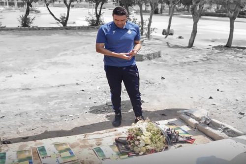 جواد نکونام بر سر مزار جوان ناکام تیم فوتبال صنعت نفت آبادان