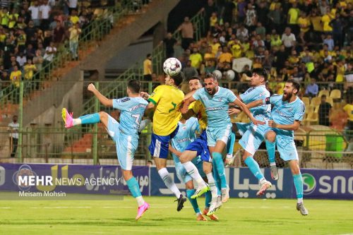 دیدار تیم‌های فوتبال صنعت نفت آبادان و پیکان تهران