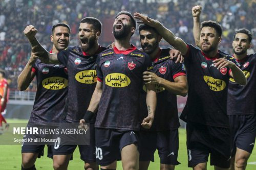 دیدار تیم‌های فوتبال فولاد خوزستان و پرسپولیس تهران