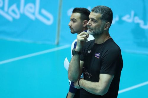 هدفمان قهرمانی در خاک ایران است/ دست تماشاگران را می‌بوسم