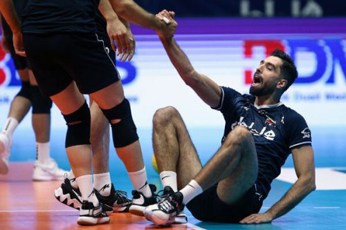 هواداران ارومیه بعد از باخت ایران شعار استعفا عطایی سردادند