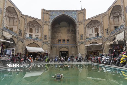 چهارسوی ضرابخانه بازار قیصریه اصفهان پس از ۶۰ سال رفع تصرف شد