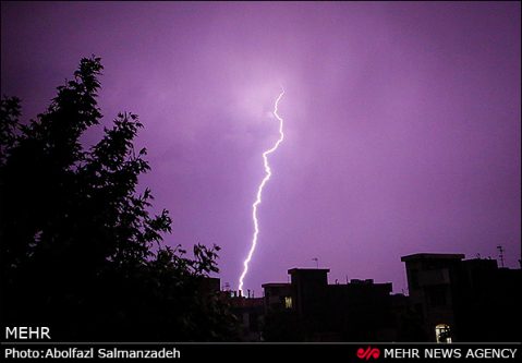 رگبار باران و رعد و برق در تهران/ وزش باد شدید طی فردا