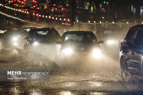 آب گرفتگی معابر همدان به دنبال بارش باران