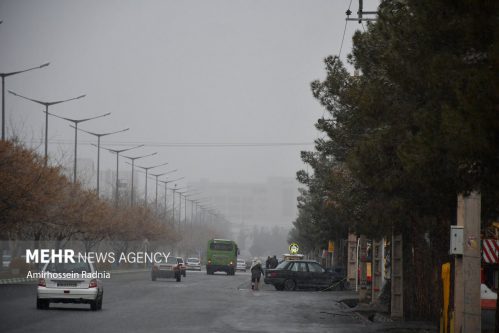 جاده‌های خوزستان مه آلود و لغزنده هستند / رانندگان احتیاط کنند