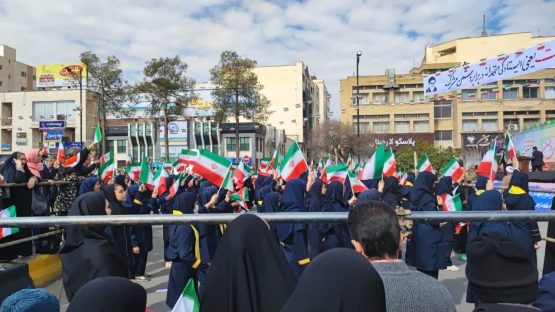 ۱۳۵۷ دانش‌آموز شیرازی در جشن ۴۵ سالگی انقلاب سرود پیروزی سر دادند