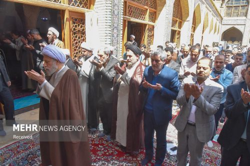 برگزاری نماز جماعت در مسجد نصیرالملک شیراز