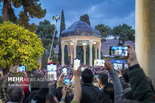 ۳۰ هزار مسافر نوروزی در جوار حافظ تحویل سال نو را جشن گرفتند