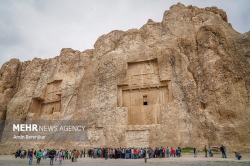 گردشگران در مجموعه «نقش رستم» و «تخت جمشید» استان فارس