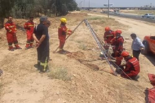 شخص سقوط کرده درون چاهک فاضلاب با تلاش آتش‌نشانان شیراز نجات یافت