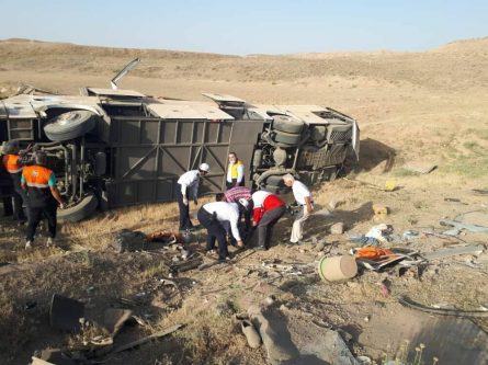 ۱۲ مسافر در واژگونی اتوبوس در جاده شیراز به سروستان مصدوم شدند