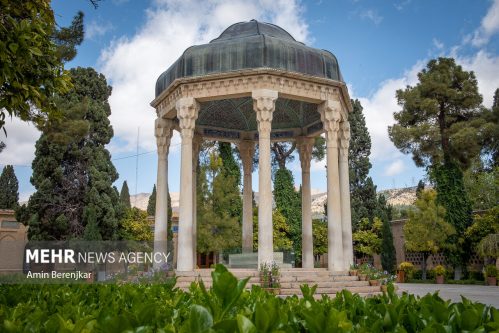 ارتباط عمیق میان فرهنگ و مذهب مردم را با حافظ عجین کرد