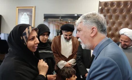 تقدیر وزیر فرهنگ و ارشاد اسلامی از دختر شهید مدافع حرم جهرم