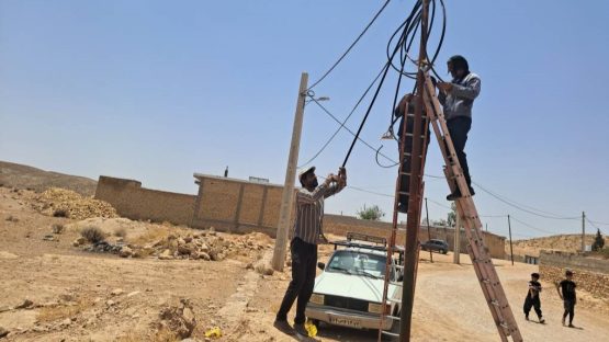 برقراری ارتباط مجدد مشترکین سرقتی با اجرای کابل‌کشی هوایی در شهرستان فسا