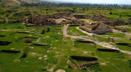 صدور اسناد مالکیت چندین اثر تاریخی فارس با پیگیری‌های اداره حقوقی میراث‌فرهنگی استان؛ اسناد مالکیت عرصه مجموعه تاریخی بیشاپور کازرون صادر شد