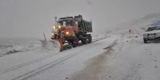 تداوم عملیات برف‌روبی در محورهای کوهستانی فارس؛ تردد با تلاش شبانه‌روزی راهداران جریان دارد