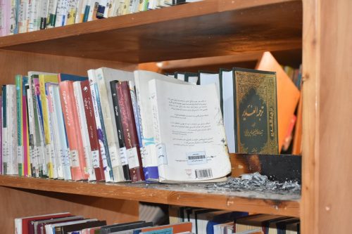 قفسه‌های شکسته، کتاب‌های نقش بر زمین؛ داستان ظلمی که به کتابخانه مولوی شیراز روا شد